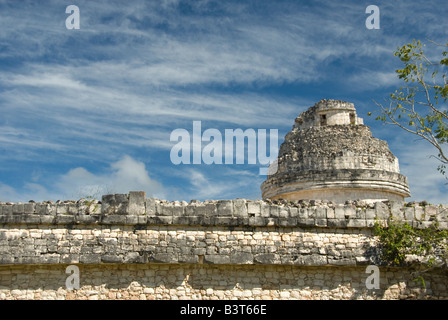 El Caracol un ancien observatoire maya et nuages sur fond de ciel bleu, Chichen Itza ruines Maya toltèque, péninsule du Yucatan, Mexique Banque D'Images