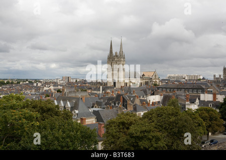 Vue sur Angers avec la Cathédrale Saint-Maurice d'Angers de l'importance de la partie supérieure de Château d'Angers sur un jour nuageux Banque D'Images