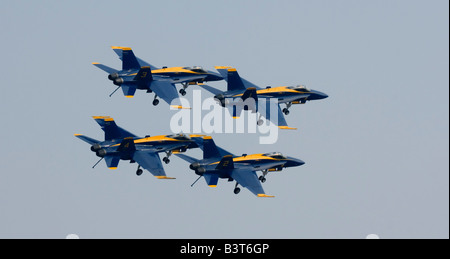 Boeing F/A-18 de l'US Navy Blue Angels de l'équipe de démonstration en vol d'effectuer à leur base d'été, NAS Pensacola en Floride. Banque D'Images