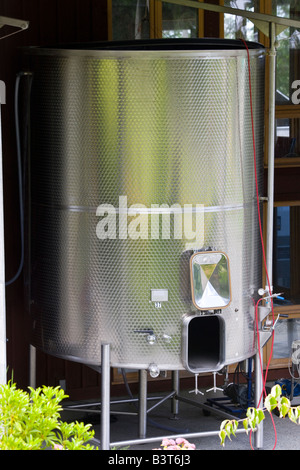 Réservoir de stockage de vin en acier inoxydable, l'Église et l'État Winery, Brentwood Bay, île de Vancouver, Colombie-Britannique, Canada Banque D'Images