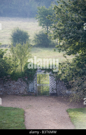 Scène paisible d'un jardin clos dans la brume matinale Banque D'Images