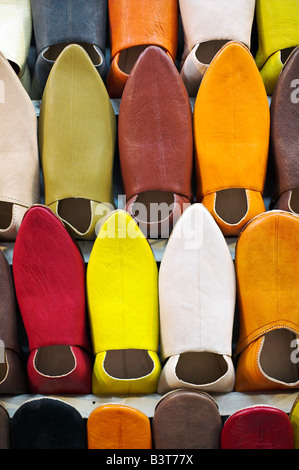 Toutes les couleurs de la pantoufle est en vente dans le souk de Marrakech, Maroc. Banque D'Images