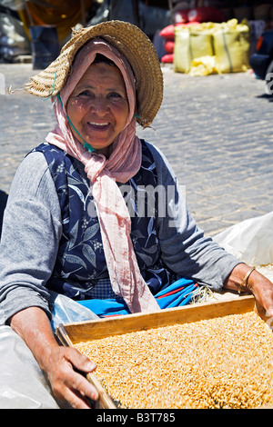 Maroc, Casablanca. Une marocaine sépare le bon grain de l'enveloppe à l'aide d'un tamis dans le marché des céréales du Quartier Habous ou 'nouvelle médina'. Banque D'Images