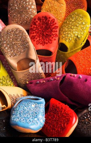 Maroc, Casablanca. Chaussons marocains aux couleurs vives (connu sous le nom de 'babouche') en vente dans le souk du Quartier Habous ou 'nouvelle médina'. Banque D'Images