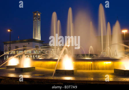 Le Maroc, Maghreb, Casablanca. L'Ancienne préfecture (ancien poste de police) sur place Mohammed V. conçu en 1930 dans le style mauresque, un mélange d'art traditionnel marocain et de l'architecture Art Déco moderniste et surmonté d'un tour de l'horloge. Banque D'Images