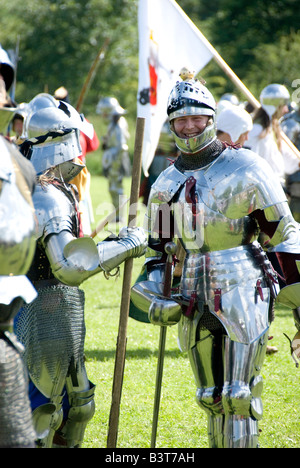 Chevalier en armure souriant sur Battlefield Renactment Tewkesbury Historique Bataille 1471 Angleterre 2007 NR Banque D'Images