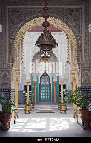 Le Maroc, Maghreb, Casablanca. L'intérieur de la Mahakma du pacha dans le quartier Habous ou 'nouvelle médina'. Le bâtiment était autrefois un palais et les tribunaux mais est maintenant une préfecture de police. Il a plus de 60 chambres décorées avec des plafonds en bois sculptés, stucs et de sols en pierre. Banque D'Images