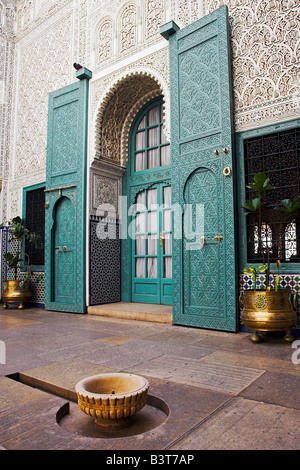 Le Maroc, Maghreb, Casablanca. L'intérieur de la Mahakma du pacha dans le quartier Habous ou 'nouvelle médina'. Le bâtiment était autrefois un palais et les tribunaux mais est maintenant une préfecture de police. Il a plus de 60 chambres décorées avec des plafonds en bois sculptés, stucs et de sols en pierre. Banque D'Images