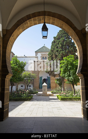 Le Maroc, Maghreb, Casablanca. La cour de la Mahakma du pacha dans le quartier Habous ou 'nouvelle médina'. Le bâtiment était autrefois un palais et les tribunaux mais est maintenant une préfecture de police. Il a plus de 60 chambres décorées avec des plafonds en bois sculptés, stucs et de sols en pierre. Banque D'Images