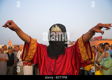 Le Maroc, un travesti traditionnel dancer dans la place Djemaa el Fna, Marrakech, Maroc. Banque D'Images