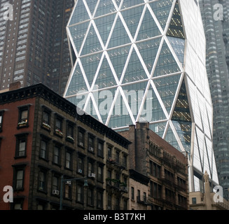 Hearst Tower plane sur les bâtiments anciens sur la 8e Avenue, New York Banque D'Images