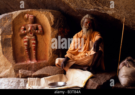 L'Inde, Karnataka, Hampi. Une errance ou ascétique sadhu, repose dans le porche d'un culte sur Hemakuta Hill Banque D'Images