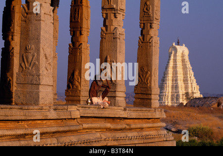 L'Inde, Karnataka, Hampi. Une errance ou ascétique sadhu, repose dans le porche d'un culte sur Hemakuta Hill Banque D'Images