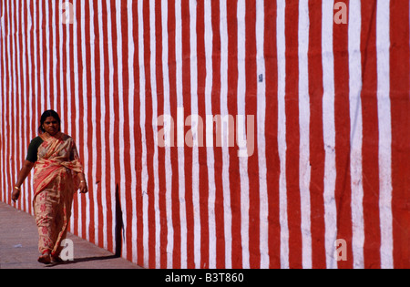 L'Inde, le Tamil Nadu, Madurai. Un pèlerin déambule par l'une des cour du temple Shri Meenakshi-Sundareshwarar murs. C'est l'un des plus grands complexes de temple de l'Inde. Banque D'Images