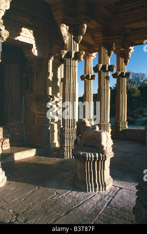 L'Inde, Rajasthan, Kumbhalgarh. Jetant un coup d'anciennes compétences décoration lumière révèle à un petit temple Hindou dans le parc de Fort de Kumbhalgarh, l'un des plus élevés de Rajasthan. Banque D'Images