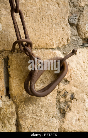 Chaîne rouillée branché sur un vieux mur de pierre du château d'Angers dans le Maine et Loire, France Banque D'Images