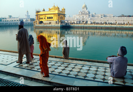 L'Inde, Punjab, Amritsar. Pèlerins Sikhs Amrit Sarovar par, la piscine d'Immortality-Giving 'Nectar', et le Temple d'or. Banque D'Images