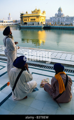 L'Inde, Punjab, Amritsar. Pèlerins de soie à côté de l'Amrit Sarovar pause, la piscine d'Immortality-Giving 'Nectar', et le Temple d'or. Banque D'Images