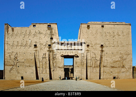 Les pylônes et entrée principale de Temple d'Horus à Edfou, Égypte, Banque D'Images