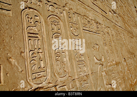 Cartouche et hiéroglyphe sur pylônes principaux d'entrée au Temple d'Horus d'Edfou, Égypte, Banque D'Images