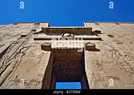 Voir le ciel de pylônes à l'entrée principale du Temple d'Horus d'Edfou, Égypte, Banque D'Images