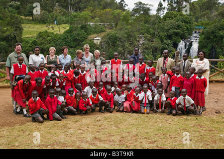 Groupe d'enfants africains shool en uniforme, Thomsonís Falls, juste à l'extérieur de Nyahururu, sur la rivière Ewaso Narok, Kenya, Africa Banque D'Images