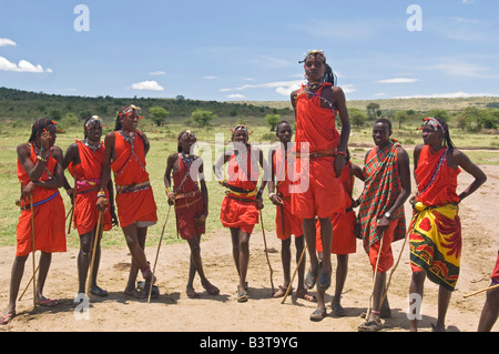 Afrique, Kenya, Masai Mara. Les Masais man au cours de danse traditionnelle. Banque D'Images