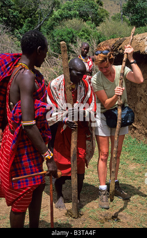 Afrique, Kenya, Masai Mara. Apprendre à construire avec les femmes masaï Banque D'Images