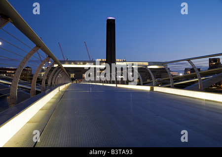 L'Angleterre, Londres. La Tate Modern art gallery vu à travers le pont du Millenium. Banque D'Images