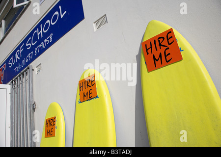 L'Angleterre, Cornwall, Newquay. Des planches de surf en location sur une grande plage de l'Ouest. Banque D'Images