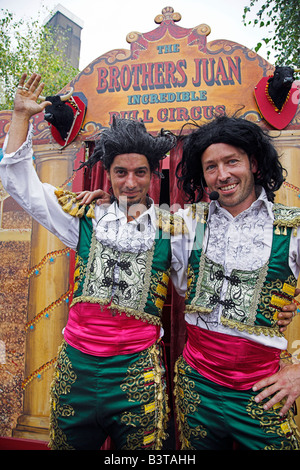 L'Angleterre, Londres. Les artistes de rue de divertir les foules au Thames Festival. Le festival a lieu le long de la rive sud Banque D'Images