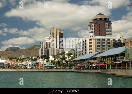 L'Ile Maurice, Port Louis. Une vue sur la mer avec les principaux bâtiments de Port Louis en arrière-plan. Banque D'Images