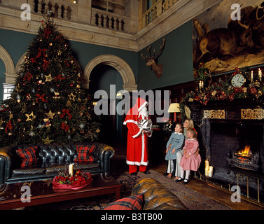 L'Angleterre, dans le Leicestershire, Stapleford. Le père Noël visite une famille séjournant à Stapleford Park Country House Hotel Banque D'Images