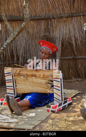 L'Afrique, Afrique du Sud, Johannesburg, Shakaland, Zulu femme tisser des nattes (MR) Banque D'Images