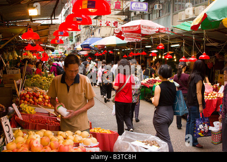 L'Asie, Chine, Hong Kong. Acheter les consommateurs de produire à l'Shau Wan Kai street market. Banque D'Images