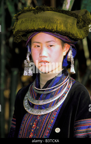 L'Asie, Chine, Xingren. Femme Miao en costume traditionnel. Banque D'Images