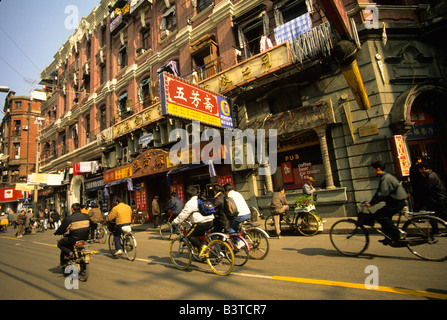 Les cyclistes dans une rue près du Bund à Shanghai en République populaire de Chine Banque D'Images