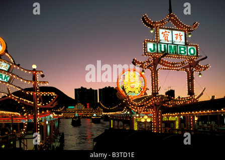 En Asie, Hong Kong. Les panneaux pour restaurants flottants dans le port d'Aberdeen. Banque D'Images