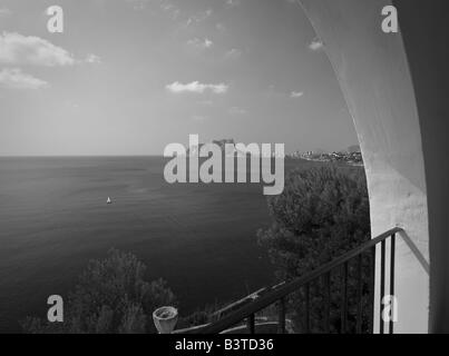 Vue de la ville de Calpe et de Penon de lfach vue rocher qui domine sur la costa blanca espagne en noir et blanc Banque D'Images