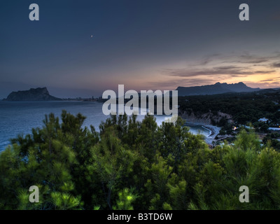 Vue de la ville de Calpe et de Penon de lfach vue rocher qui domine sur la Costa Blanca, Espagne Banque D'Images