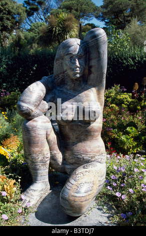 L'Angleterre, Îles Scilly Tresco, Cornwall. Gaia la Terre Mère statue au Jardins de l'abbaye. Banque D'Images