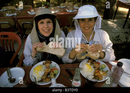 L'Asie, l'Iran, Neishabour. L'échantillonnage voyageurs cuisine iranienne. M. Banque D'Images