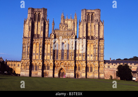 L'Angleterre, Somerset, puits. Le magnifique front de l'ouest de la cathédrale de Wells, construit entre 1209 et 1250, est de 100 pieds de haut. Banque D'Images