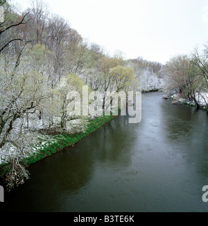 Au début du printemps les poussières de neige de la rivière et arbres au bord de la rivière Brandywine le long de la Rt. 100, Chadds Ford, North Carolina, USA Banque D'Images