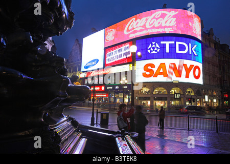 L'Angleterre, Londres. Piccadilly Circus par nuit. Construit en 1819, il est maintenant reconnu pour ses enseignes au néon, ainsi que le Shaftesbury memorial statue fontaine et connu sous le nom de 'Eros' Il est entouré de plusieurs bâtiments, y compris l'noté London Pavilion et Criterion Theatre. Juste en dessous de la plaza est la station de métro Piccadilly Circus. Banque D'Images
