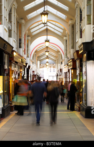 L'Angleterre, Londres. La Burlington Arcade Arcade commerçante piétonne est un tournant de Piccadilly jusqu'à Burlington Gardens. Ouvert en 1819, il a toujours été un établissement de vente au détail et est maintenant à la maison à beaucoup de magasins de bijoux et vêtements de créateurs. Banque D'Images