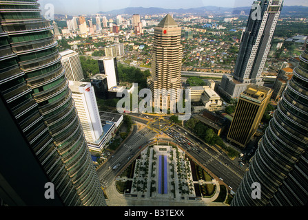 Vue sur le centre-ville de Kuala Lumpur à partir du 41ème étage le pont aérien, reliant les Tours Petronas en Malaisie Banque D'Images