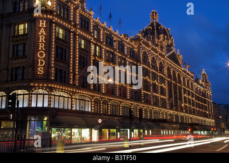 L'Angleterre, Londres, Knightsbridge. Harrods à Knightsbridge, peut-être le plus célèbre grand magasin au monde. Banque D'Images