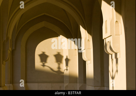 Oman, Muscat, ville fortifiée de Muscat. Des Arcades arabes par le Palais du Sultan Banque D'Images