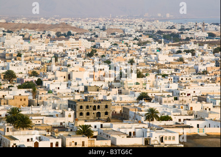 Oman, région de Sharqiya, Sur. Vue de la ville de Tours sur Ayajh / Matin Banque D'Images